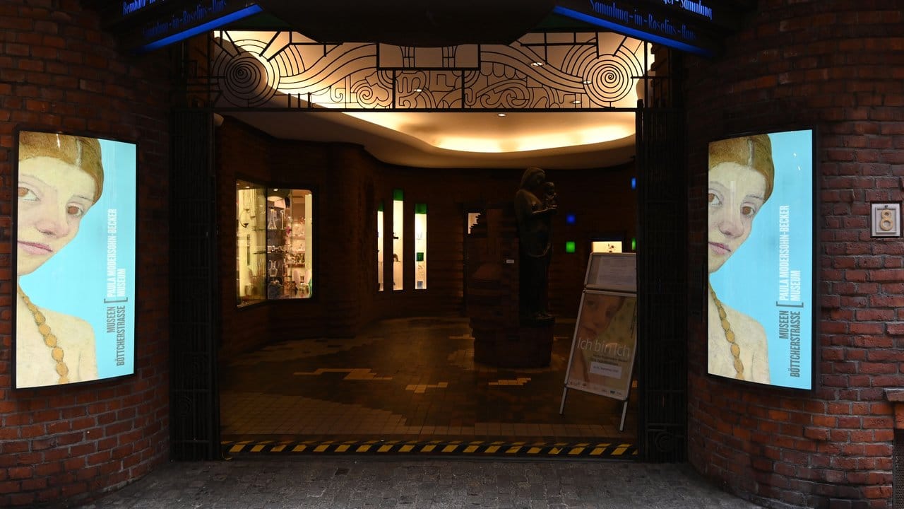 Am Eingang zum Paula Modersohn-Becker Museum wird für die neue Sonderausstellung geworben.