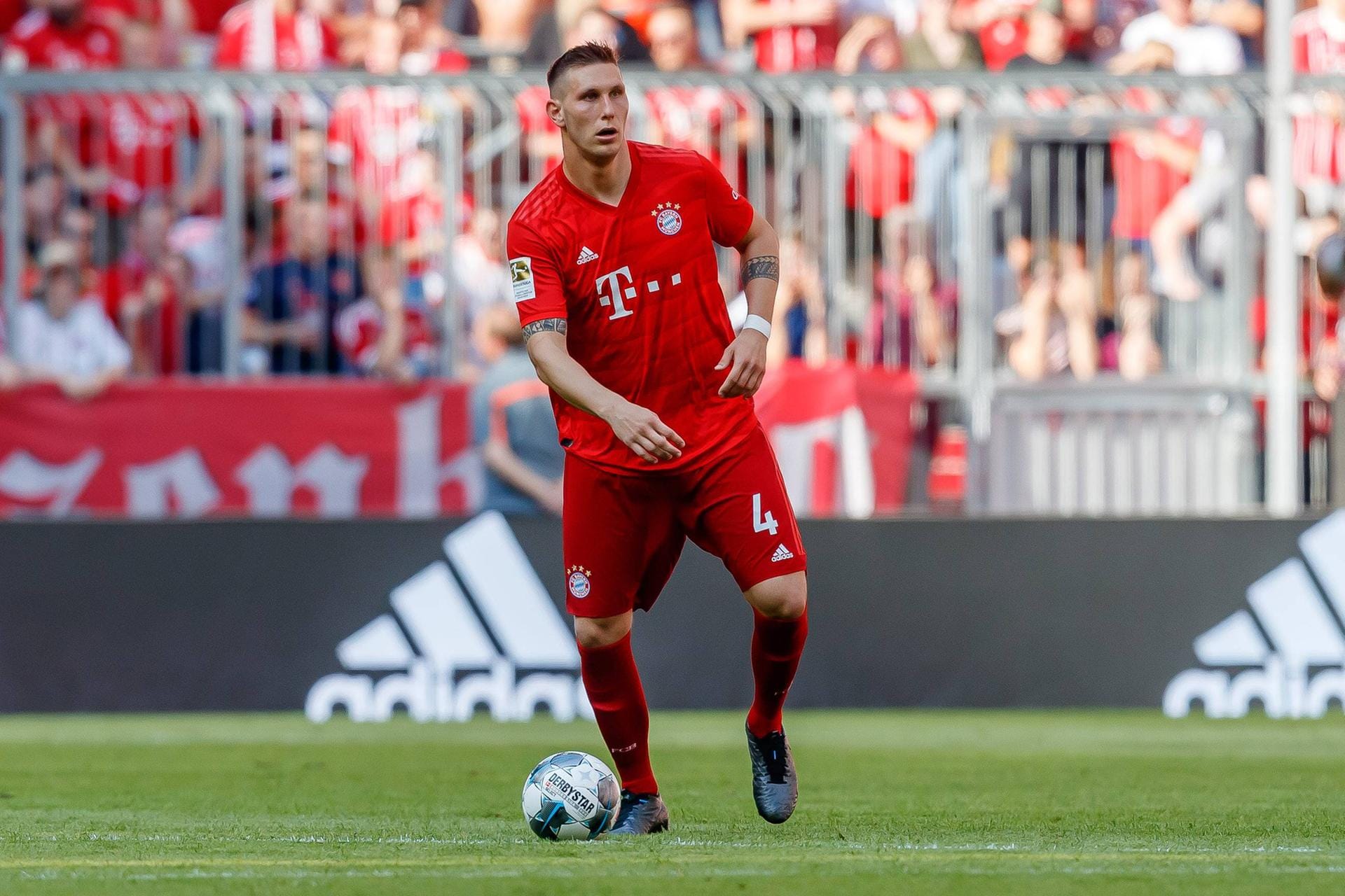 Niklas Süle: Mit 24 Jahren der Abwehrchef des FC Bayern und in der Nationalmannschaft – das spricht für den 1,95-Meter-Hünen. Zweikampfstark, immer wieder überraschend schnell für einen Spieler seiner Statur (97 kg), mit großer Präsenz. Internationale Klasse. Niklas Süle: Mit 24 Jahren der Abwehrchef des FC Bayern und in der Nationalmannschaft – das spricht für den 1,95-Meter-Hünen. Zweikampfstark, immer wieder überraschend schnell für einen Spieler seiner Statur (97 kg), mit großer Präsenz. Internationale Klasse.