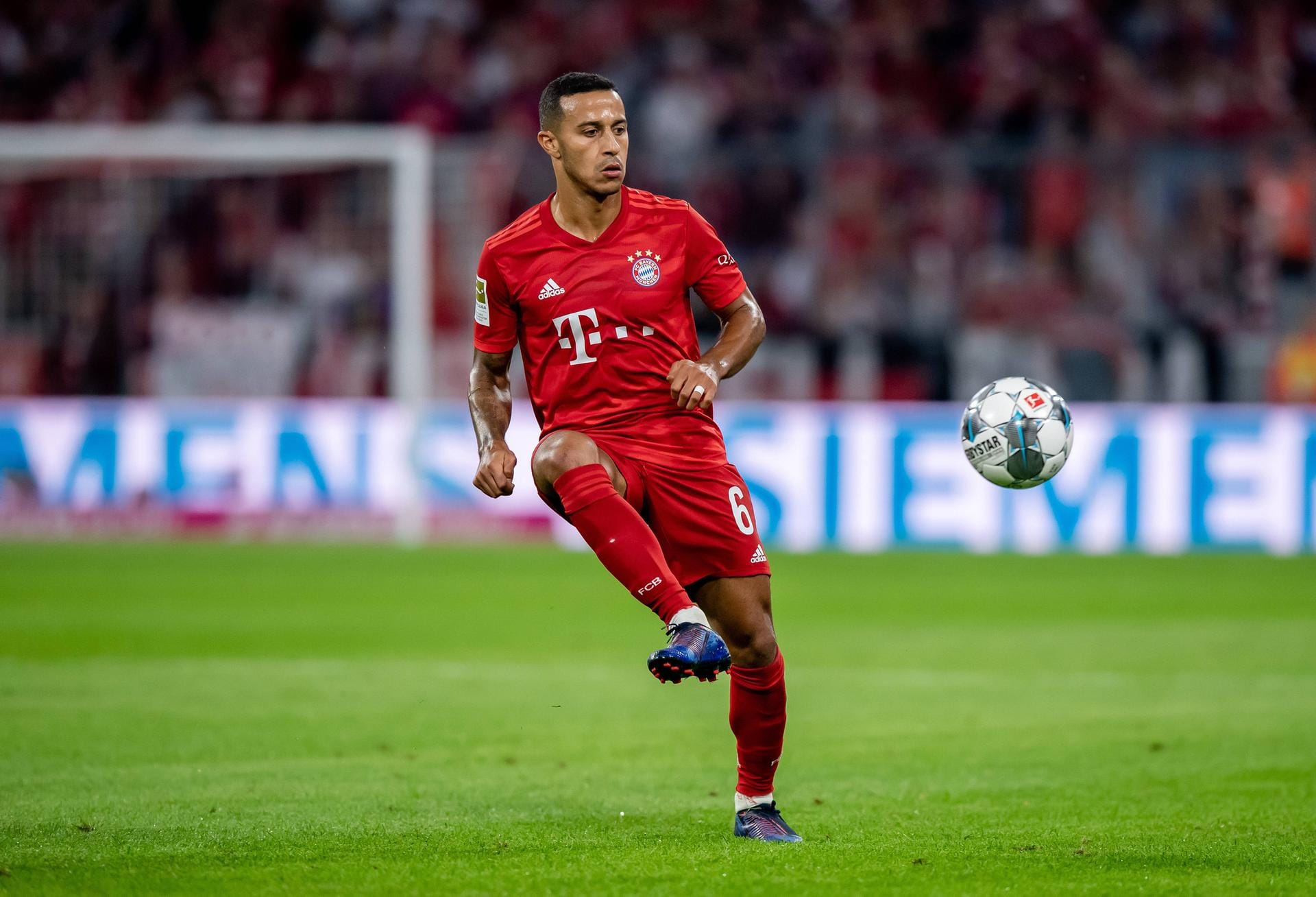 Thiago: Die Schaltzentrale im Mittelfeld der Bayern, der Mann für die kreativen Impulse. Wurde gegen Schalke schmerzlich vermisst, ohne den Spanier stockte das Offensivspiel der Münchner lange. Mit seinen Ideen und seiner Ballsicherheit in der Mannschaft unumstritten. Thiago: Die Schaltzentrale im Mittelfeld der Bayern, der Mann für die kreativen Impulse. Wurde gegen Schalke schmerzlich vermisst, ohne den Spanier stockte das Offensivspiel der Münchner lange. Mit seinen Ideen und seiner Ballsicherheit in der Mannschaft unumstritten.