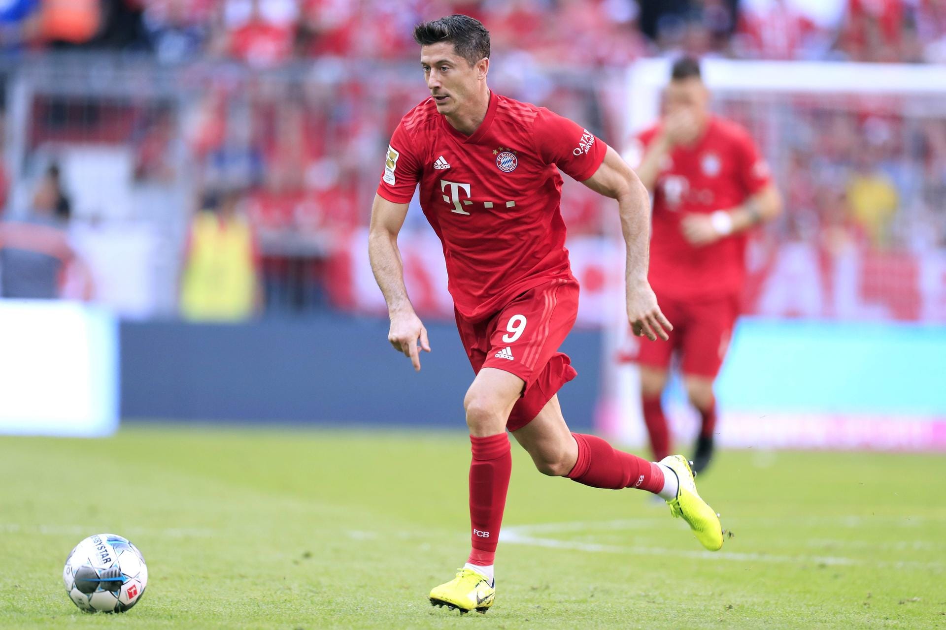Robert Lewandowski: Sechs Tore in drei Spielen – der Pole ist einmal mehr das Maß aller Dinge in der Bundesliga. Der 31-Jährige ist für über 50 Prozent der Bayern-Tore (elf) verantwortlich, stets gefährlich, versprüht wieder Spielwitz und Aggressivität. In der Form gibt es weltweit nur ganz wenige, die da mithalten können. Robert Lewandowski: Sechs Tore in drei Spielen – der Pole ist einmal mehr das Maß aller Dinge in der Bundesliga. Der 31-Jährige ist für über 50 Prozent der Bayern-Tore (elf) verantwortlich, stets gefährlich, versprüht wieder Spielwitz und Aggressivität. In der Form gibt es weltweit nur ganz wenige, die da mithalten können.