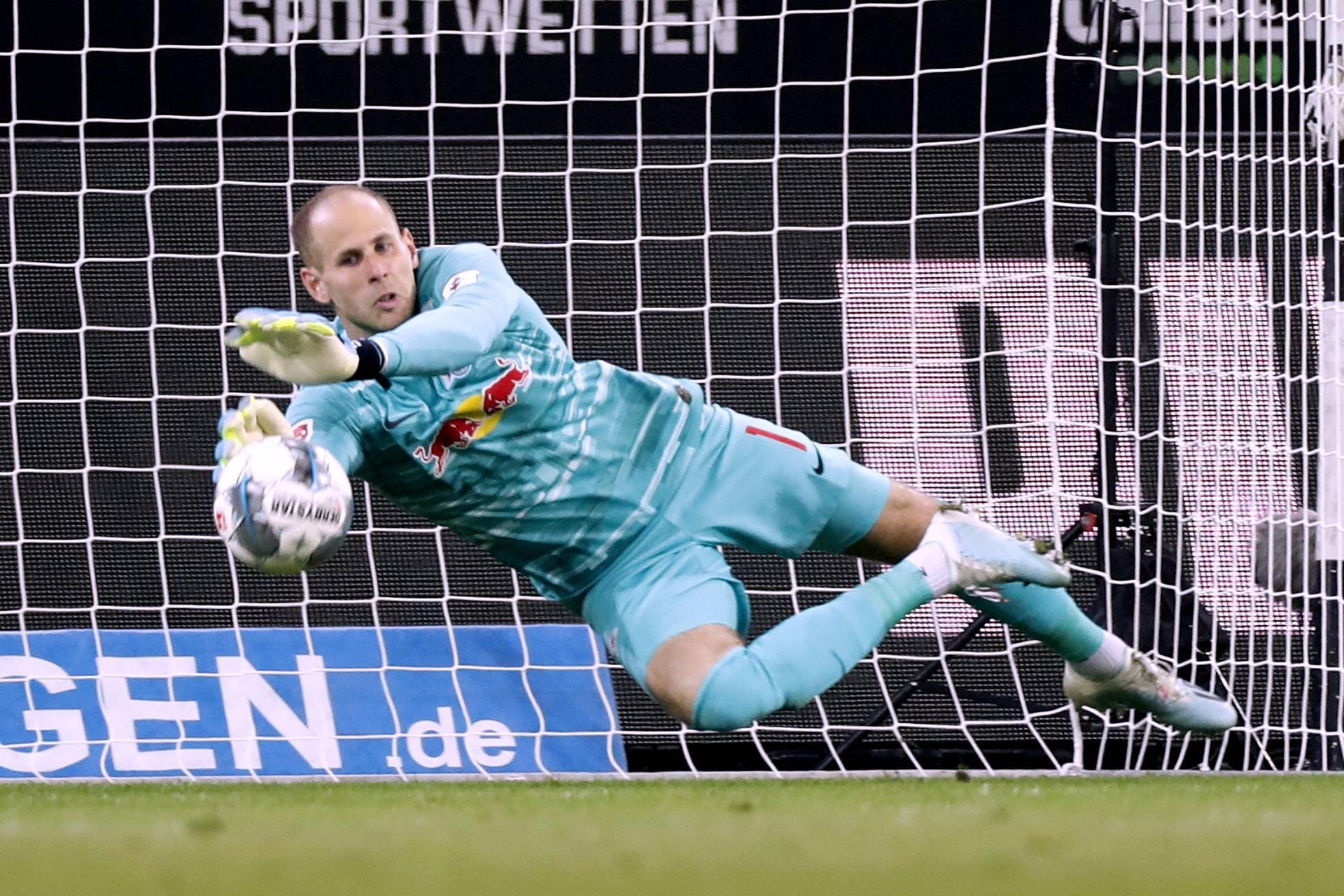Peter Gulacsi: Der Ungar kassierte in den drei Bundesliga-Partien erst zwei Gegentore und zeigte gewohnt gute Leistungen. Auf ihn können sich seine Teamkollegen verlassen. Peter Gulacsi: Der Ungar kassierte in den drei Bundesliga-Partien erst zwei Gegentore und zeigte gewohnt gute Leistungen. Auf ihn können sich seine Teamkollegen verlassen.