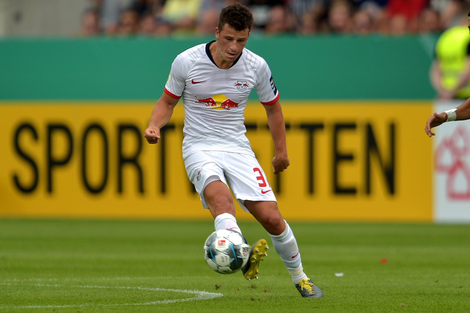 Diego Demme: Rutscht womöglich für den verletzten Kevin Kampl in die Leipziger Startformation. Ihn gleichwertig zu ersetzen, wird schwer. Demme ist ein solider Mittelfeldspieler, sein Gegenüber ist allerdings viel mehr als das. Diego Demme: Rutscht womöglich für den verletzten Kevin Kampl in die Leipziger Startformation. Ihn gleichwertig zu ersetzen, wird schwer. Demme ist ein solider Mittelfeldspieler, sein Gegenüber ist allerdings viel mehr als das.