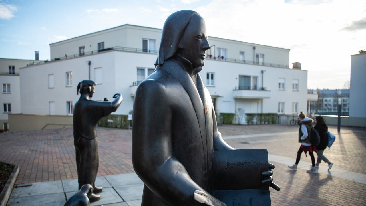 Statuen von Wilhelm von Humboldt und seinem Bruder Alexander von Humboldt, angefertigt vom Bildhauer Detlef Kraft, in Berlin-Tegel. Statuen von Wilhelm von Humboldt und seinem Bruder Alexander von Humboldt, angefertigt vom Bildhauer Detlef Kraft, in Berlin-Tegel.