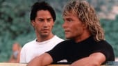 In dem Thriller wird der junge FBI-Agent Johnny Utah (Keanu Reeves) in die Surferszene eingeschleust: Er soll herausfinden, ob eine Gruppe von Surfern eine Serie von Banküberfällen zu verantworten haben.