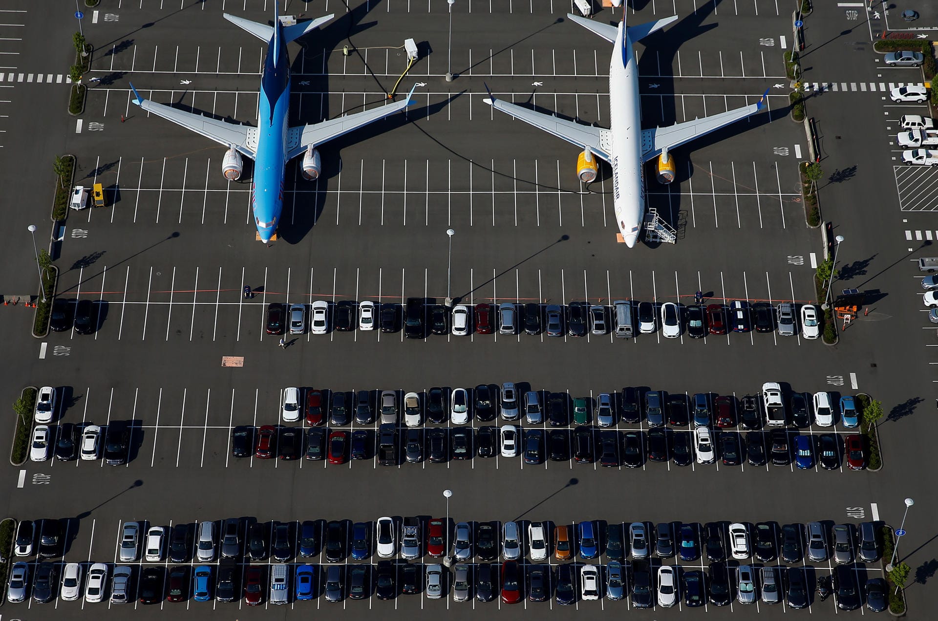 Selbst die Mitarbeiterparkplätze werden für die Aufbewahrung der Flugzeuge verwendet.