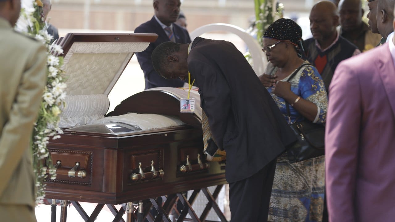 Trauernde erweisen dem verstorbenen ehemaligen Präsidenten von Simbabwe, Robert Mugabe, im Rufaro Stadion die letzte Ehre.