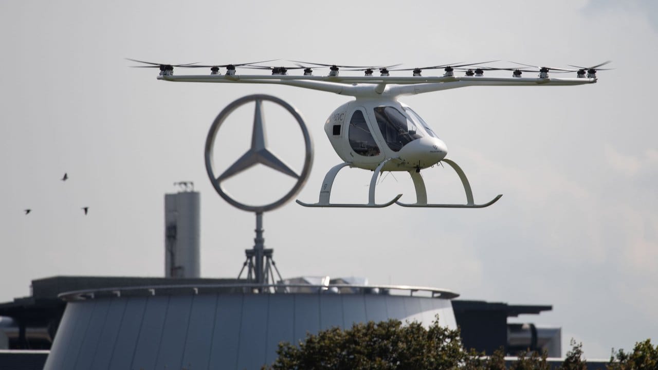 Ein sogenannter Volocopter bei einem Testflug in Stuttgart.