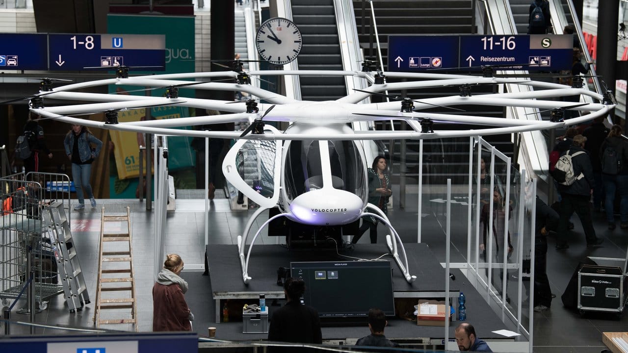 Ein Volocopter-Flugtaxi wird für Werbezwecke im Berliner Hauptbahnhof aufgebaut - jetzt soll es auch wirklich fliegen.