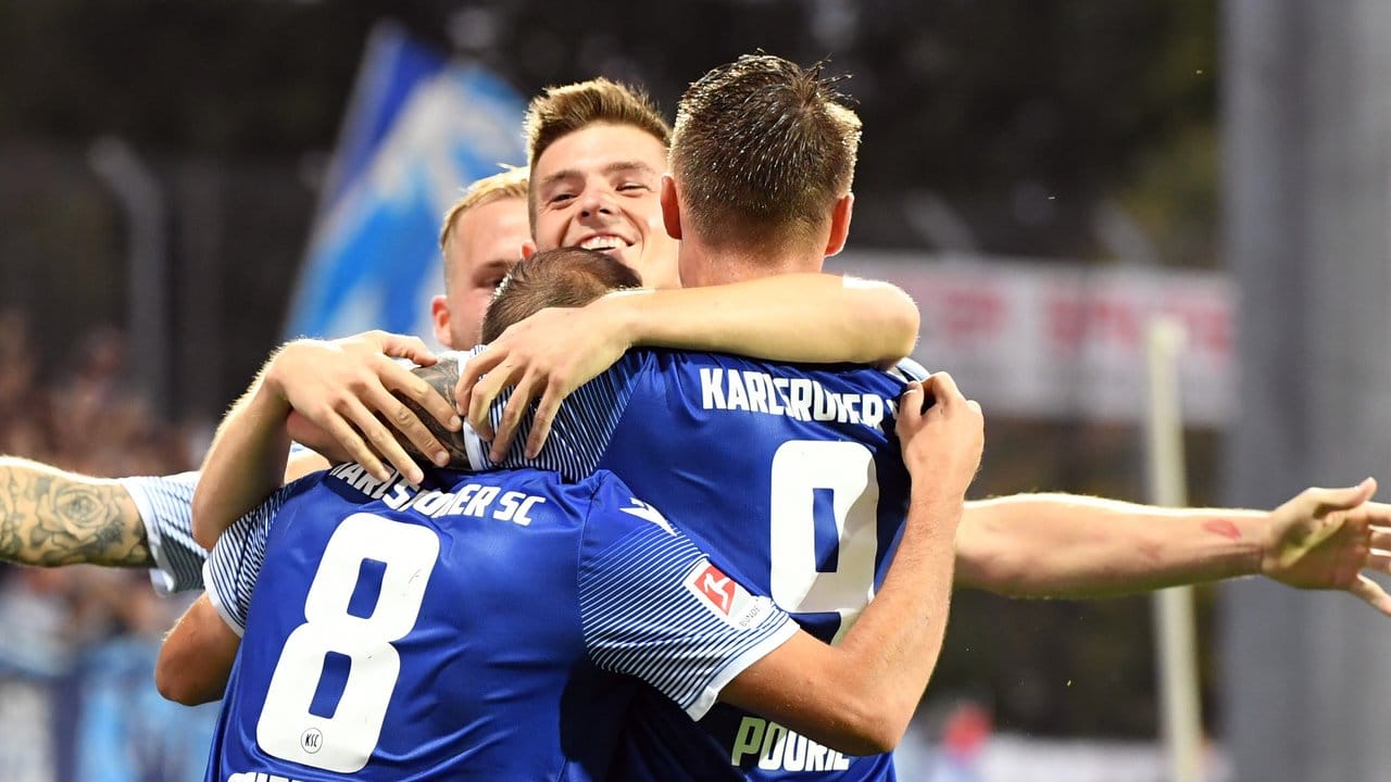 Die Karlsruher Spielern feiern den Treffer zum 1:0 gegen Sandhausen durch Manuel Stiefler.