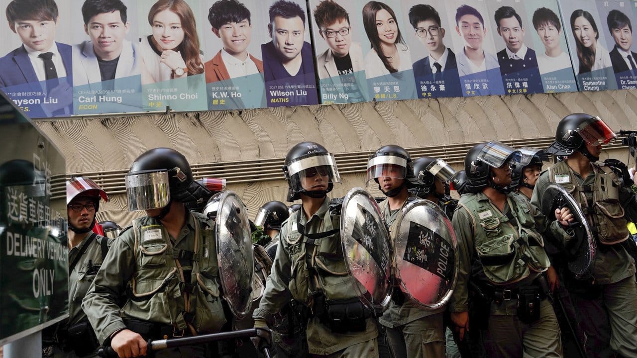 Zu dem Einsatz kam es auch wegen Kämpfen zwischen China-Anhängern und Anti-Regierungs-Protestierenden.
