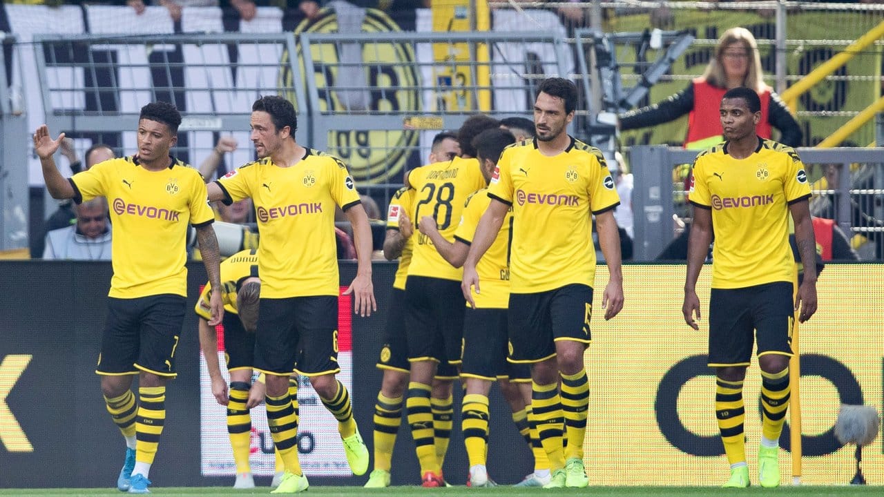 Dortmunds Spieler freuen sich nach dem 1:0 durch Paco Alcacer.