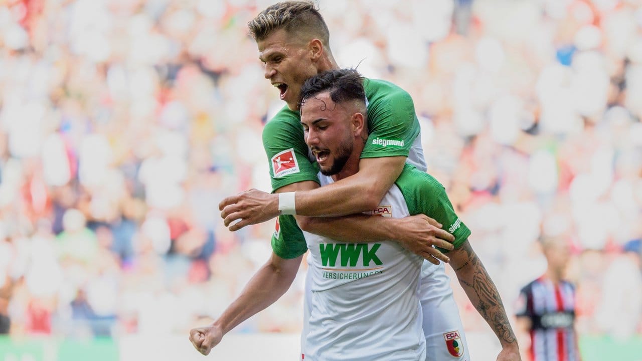 Augsburgs Torschütze Marco Richter (v) und Florian Niederlechner jubeln über den Treffer zum 1:0.