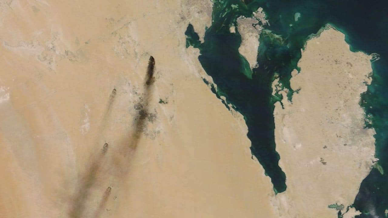 Das von der NASA Worldview zur Verfügung gestellte Satellitenbild zeigt die aus Ölfeldern aufsteigenden Rauchwolken.