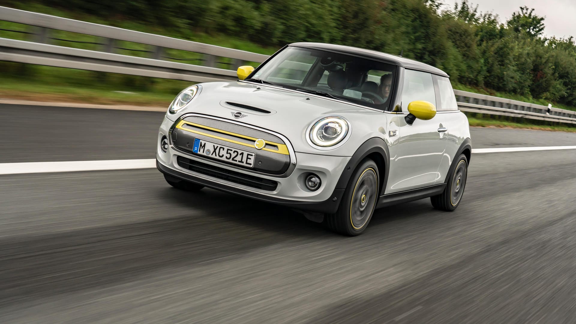 Mini SE auf der Straße: Zum Messedebüt in Frankfurt schaffte es der Mini SE ab München mit einem Ladestopp. Am Schnelllader zieht der E-Mini 80 Prozent in 35 Minuten.