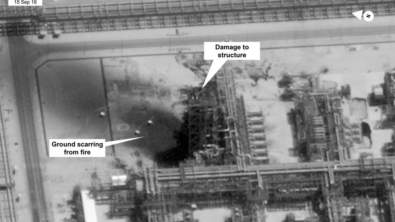 Dieses von der US-Regierung und DigitalGlobe zur Verfügung gestellte Foto zeigt zeigt Schäden an der Infrastruktur der Ölraffinerie.