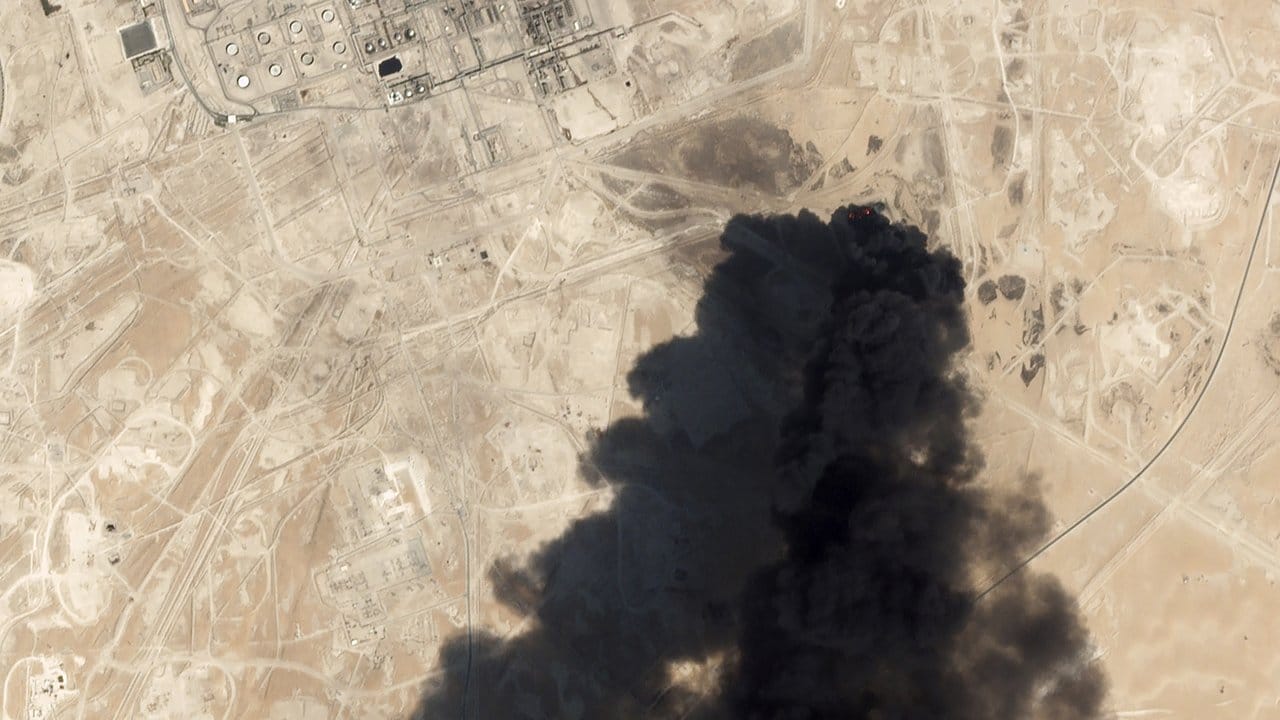 Das Planet-Labs-Satellitenbild zeigt schwarzen Rauch, der aus der Raffinerie aufsteigt.