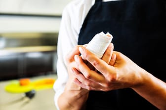 Verband an den Fingern: Bei der Erstversorgung von Schnittwunden gilt es, einiges zu beachten.