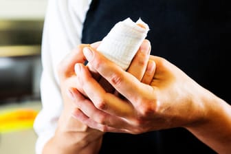Verband an den Fingern: Bei der Erstversorgung von Schnittwunden gilt es, einiges zu beachten.