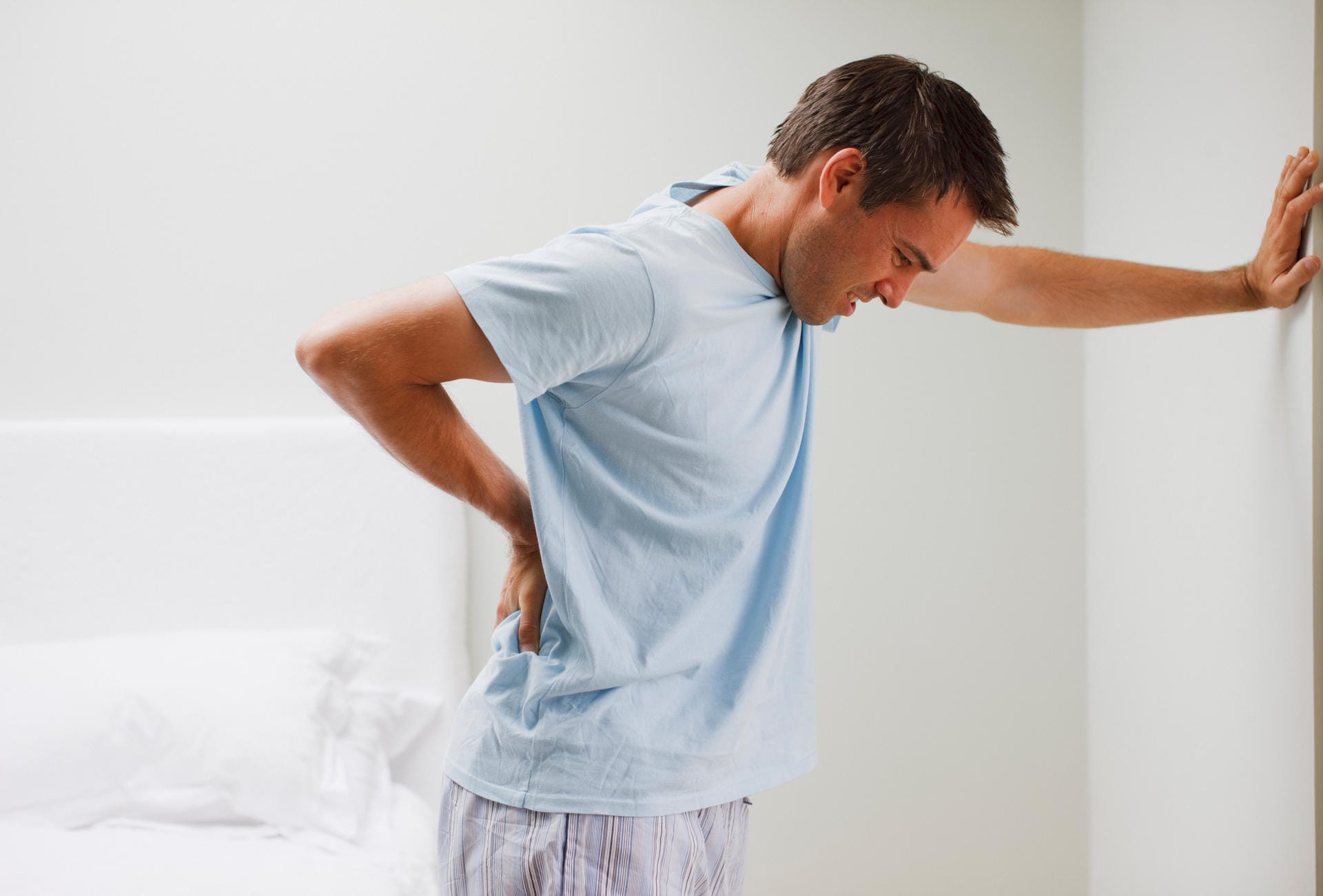 viele Morbus-Bechterew-Kranke klagen über einen steifen Rücken, wenn sie morgens aufstehen. die Beschwerden bessern sich durch Bewegung.
