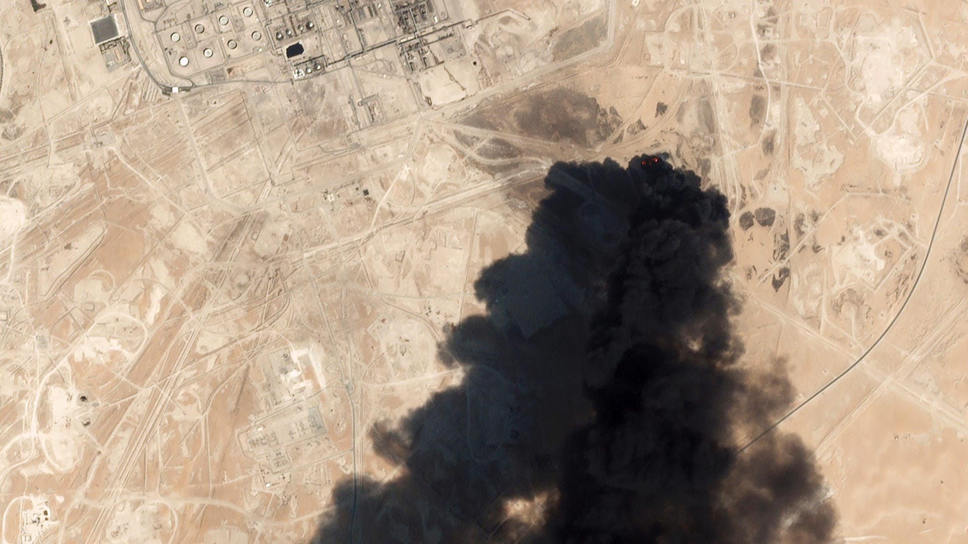 Dieses Satellitenbild zeigt den schwarzen Rauch, der über der Anlage aufsteigt. Er verdeckt weite Teile des Bildes.