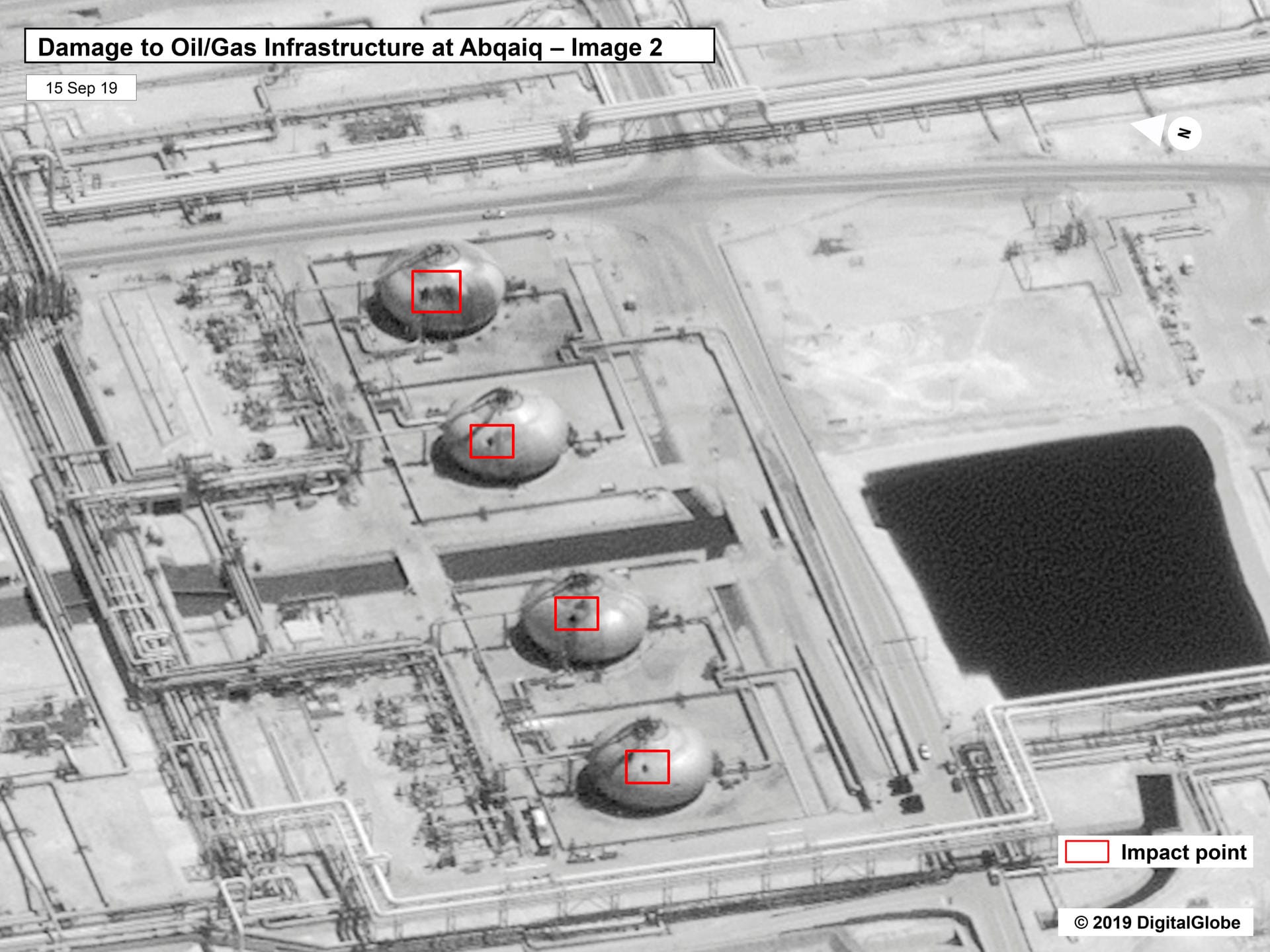 Ein weiteres Satellitenbilder zeigt in roten Markierungen die beschädigte Infrastruktur der Anlage.