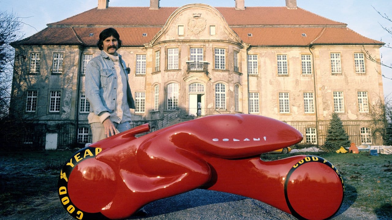 Luigi Colani 1973 mit seinem Entwurf eines turbinengetriebenen Zweirads vor seinem damaligen Wohnsitz Schloss Harkotten.