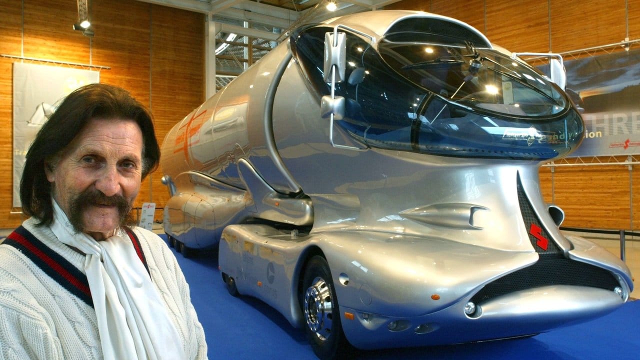 Luigi Colani auf der "IAA Nutzfahrzeuge" 2002 mit seiner Version eines besonders aerodynamischen Lastwagens.