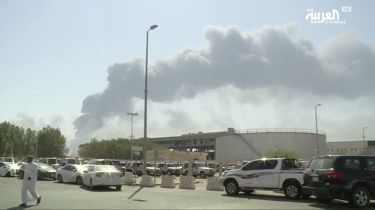 Ein Video-Standbild zeigt Rauchwolken, nachdem mehrere Drohnenangriffe unter anderem die größte Ölraffinerie in Saudi-Arabien getroffen und Brände ausgelöst haben.
