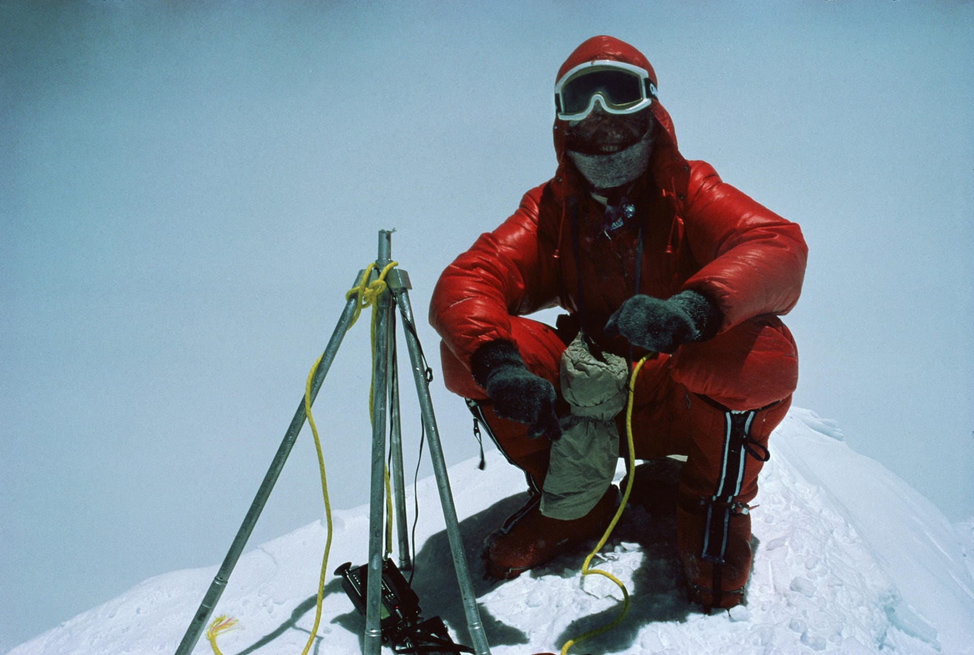 Reinhold Messner auf dem Gipfel des Mount Everest: Als Erster gelang es Messner, den 8.848 Meter hohen Berg ohne Flaschensauerstoff zu besteigen. Er und Peter Haberle erreichten den Gipfel im Jahr 1978. Zwei Jahre später stieg Messner noch ein weiteres Mal ohne Begleitung auf den Berg.