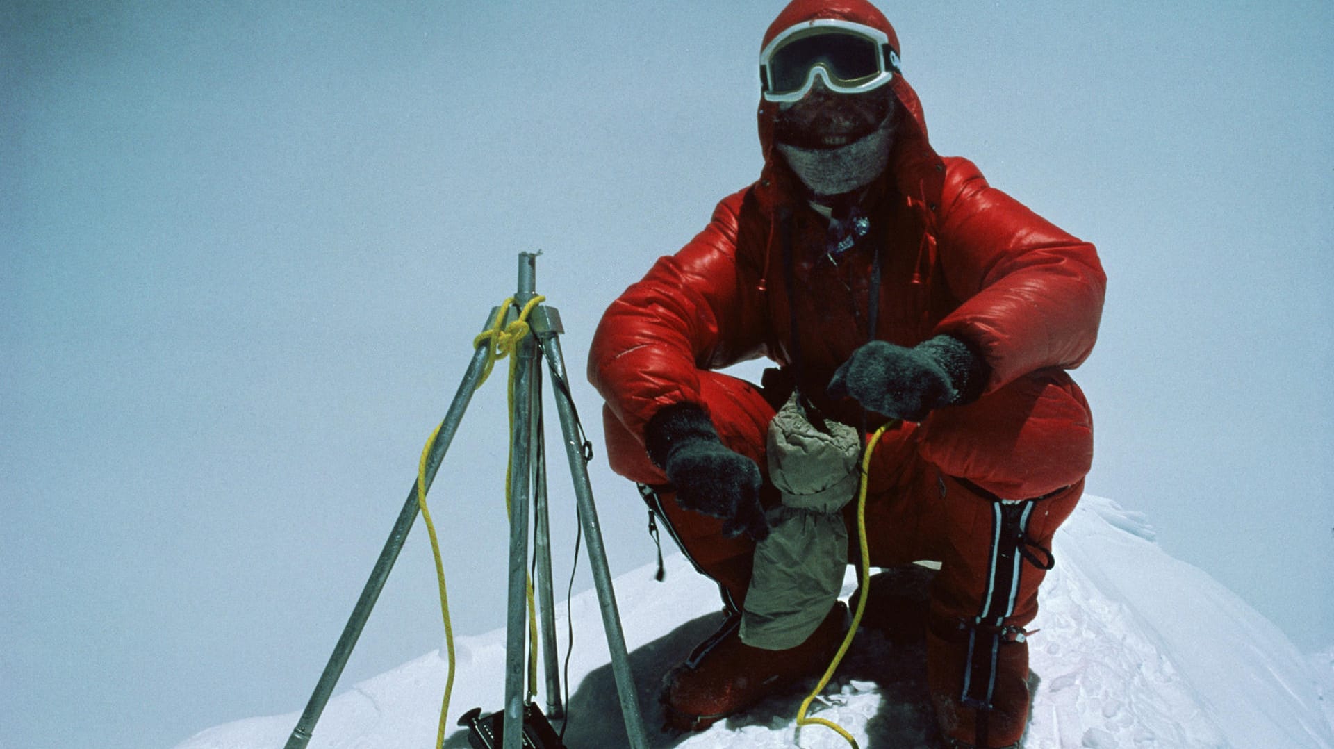 Reinhold Messner auf dem Gipfel des Mount Everest: Als Erster gelang es Messner, den 8.848 Meter hohen Berg ohne Flaschensauerstoff zu besteigen. Er und Peter Haberle erreichten den Gipfel im Jahr 1978. Zwei Jahre später stieg Messner noch ein weiteres Mal ohne Begleitung auf den Berg.