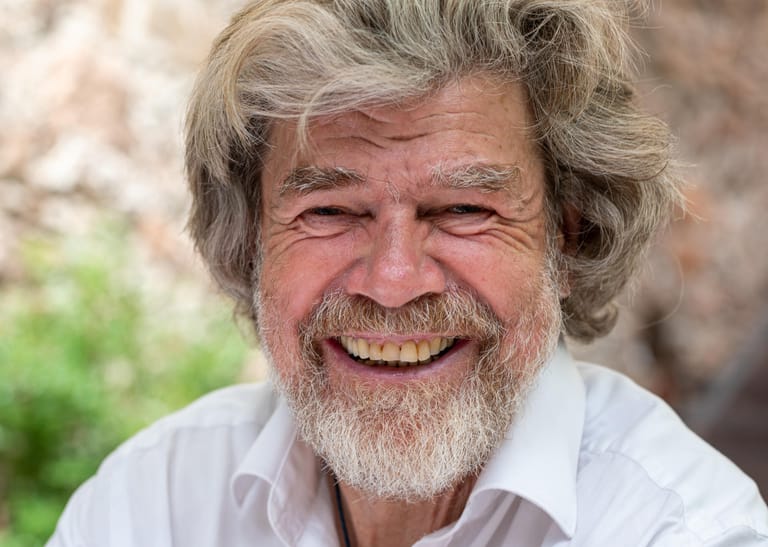 Reinhold Messner in seinem eigenen Messner Mountain Museum": Messner war immer mehr als nur Bergsteiger. Sein Bergmuseum erstreckt sich über sechs Standorte, darin widmet sich Messner dem Berg und der Bergkultur.