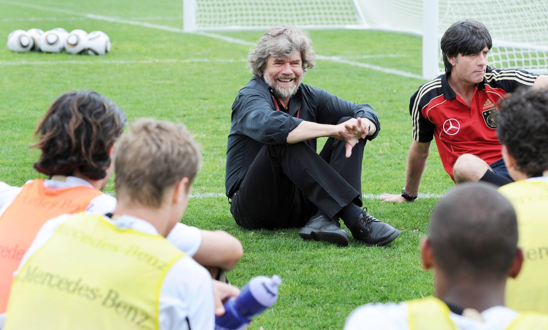 Messner im Trainingslager der deutschen Nationalmannschaft zur Vorbereitung auf die WM 2010: Inzwischen ist Messner ein Nationalheld geworden, der vielen Sportlern als Vorbild gilt.