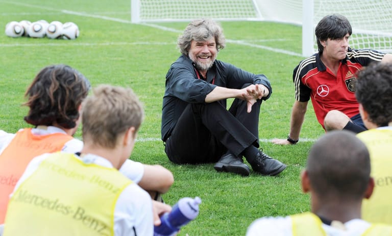 Messner im Trainingslager der deutschen Nationalmannschaft zur Vorbereitung auf die WM 2010: Inzwischen ist Messner ein Nationalheld geworden, der vielen Sportlern als Vorbild gilt.