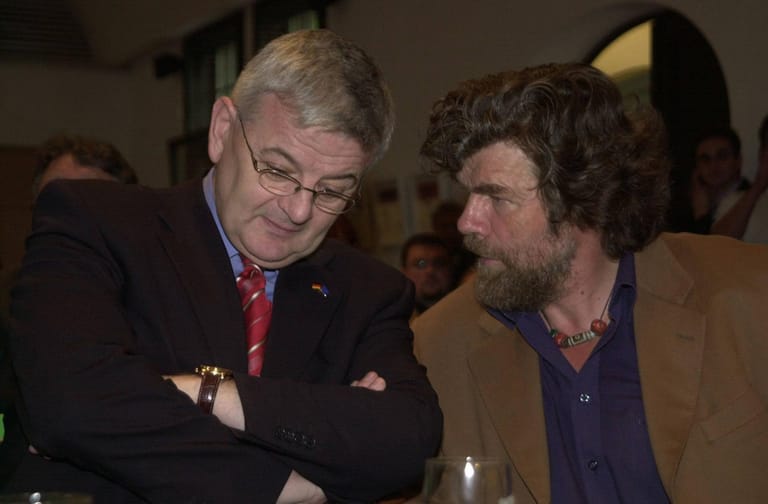 Messner im Jahr 2003 auf einer Europakonferenz der Grünen gemeinsam mit dem damligen Bundesaußenminister Joschka Fischer: Seit den 1980er engagierte sich Messner für Umweltschutz, mehrere Jahre lang war er für die Grünen politisch aktiv.
