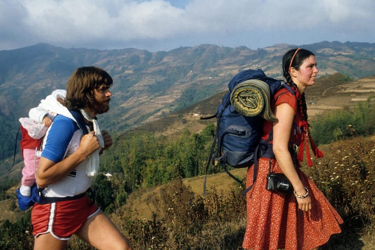 Reinhold Messner mit seiner damligen Lebensgefährtin Nena Holguin und der gemeinsamen Tochter Layla während der Kangchendzönga-Expedition im Jahr 1982: Messner prägte eine neue Kultur des Bergsteigens. Für Messner ist der Berg kein Feind, den es zu besiegen gilt, ihm ging es darum, den Berg als Selbsterfahrung zu begreifen.