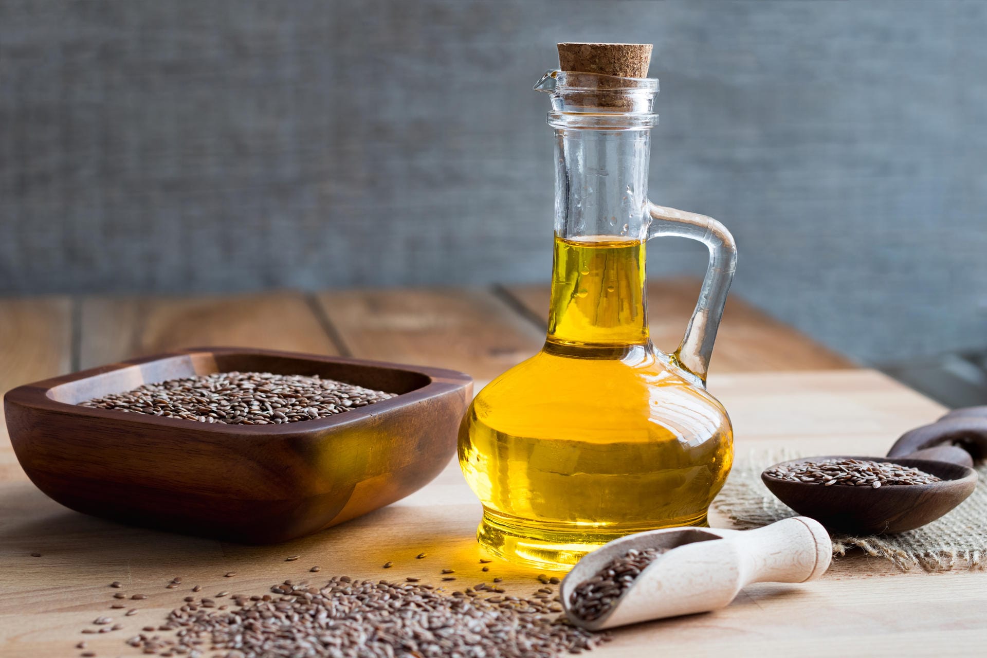 Pflanzliche Öle: Auch Leinöl, Raps- und Walnussöl enthalten viele Omega-3-Fettsäuren. Der sollten Menschen mit Morbus Bechterew diese Öle häufig beim Kochen und Zubereiten von Mahlzeiten verwenden.