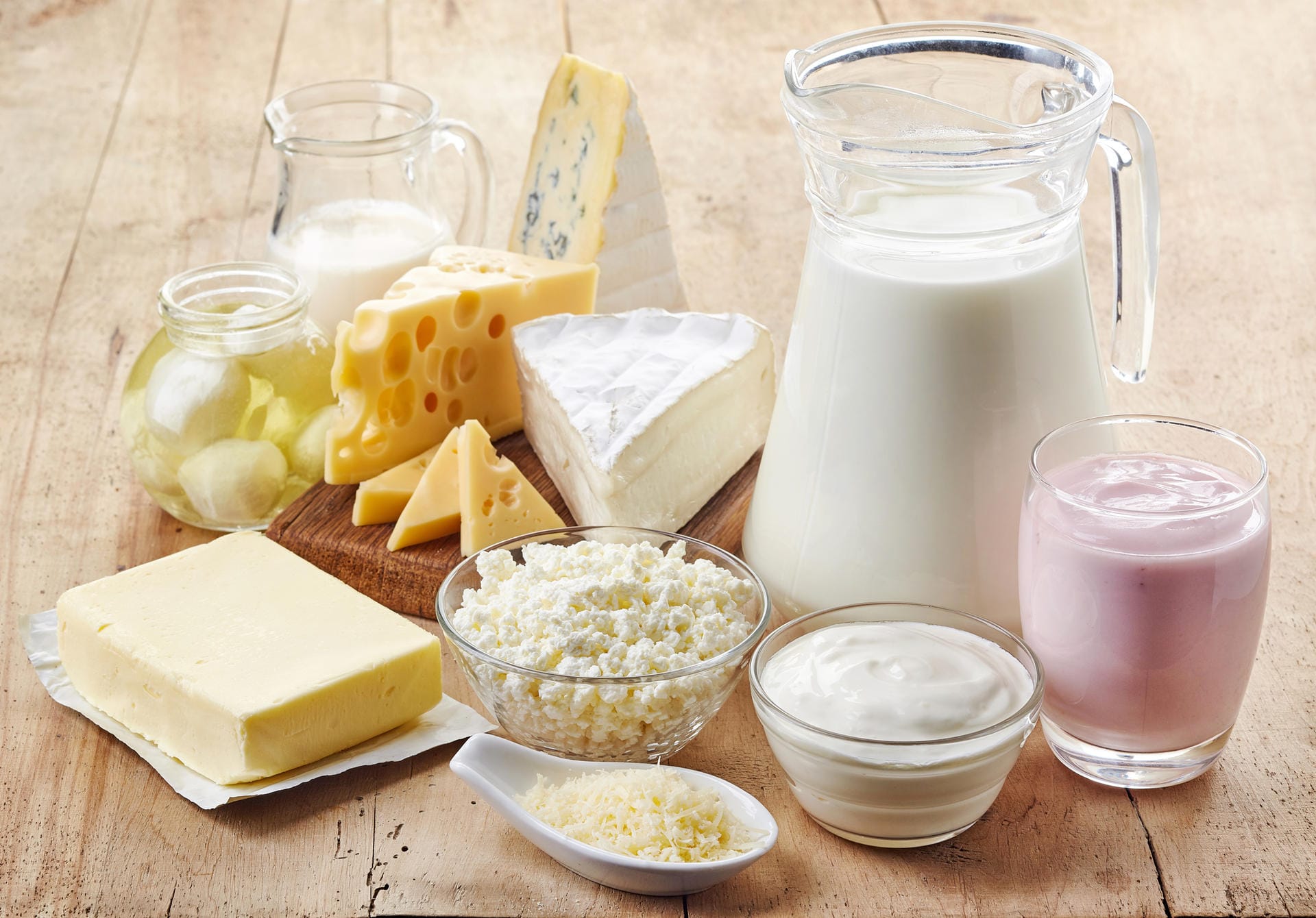Fettreduzierte Milchprodukte: Auch sie können die Beschwerden mildern. Experten empfehlen, täglich 0,5 Liter fettreduzierte Milch oder andere fettarme Milchprodukte (Käse, Joghurt oder Quark) zu verzehren.