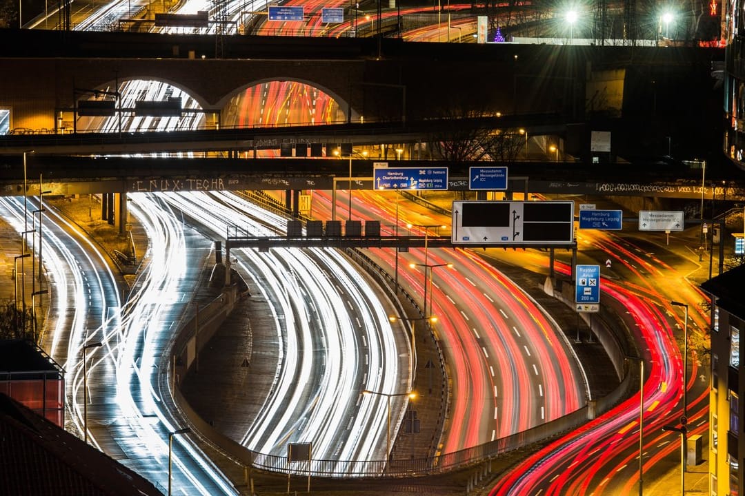 Verkehr auf der Berliner Stadtautobahn A100.