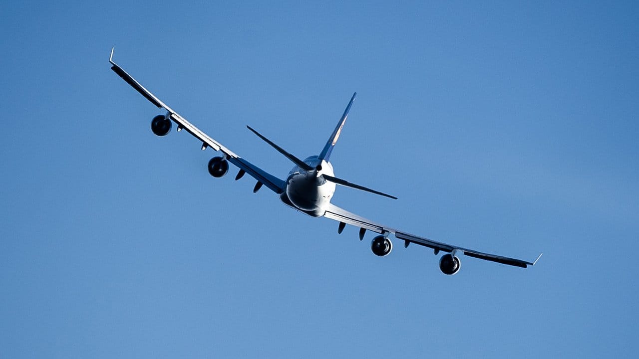 Ein Passagierflugzeug kurz nach dem Start im Steigflug.