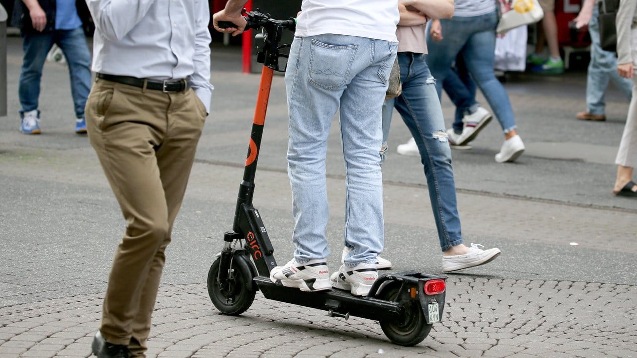 E-Scooter wurden in vielen Städte als vermeintlich umweltfreundliches Verkehrsmittel sehnlich erwartet.