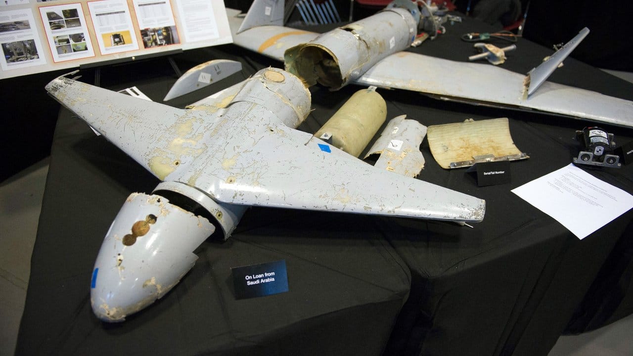 Die Überreste einer iranischen Qasef-1 Drohne, die vom Jemen aus nach Saudi-Arabien geflogen wurde.
