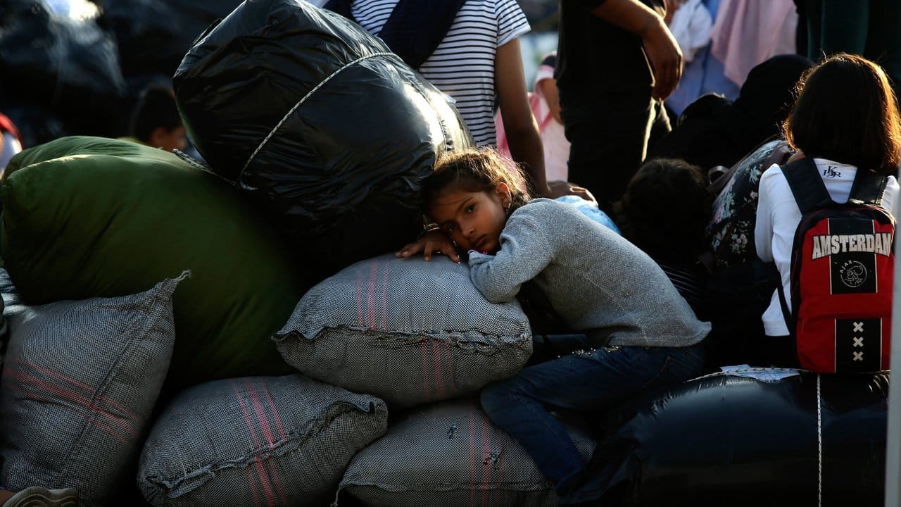 Nach der Flucht: Ein Mädchen ruht sich nach ihrer Ankunft im Hafen von Thessaloniki aus.