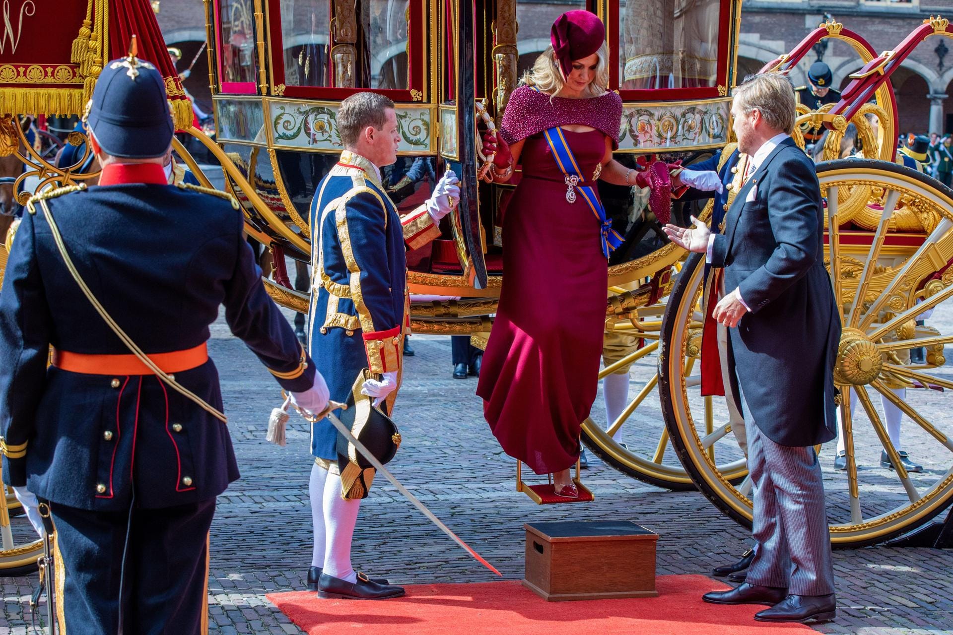 Mit einer prunkvollen Kutsche ging es für die Royals durch Den Haag.