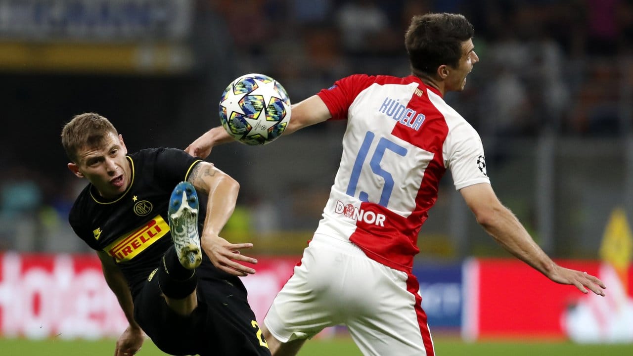 Inter Mailands Nicolo Barella (l) im Zweikampf mit Ondrej Kudel von Slavia Prag.