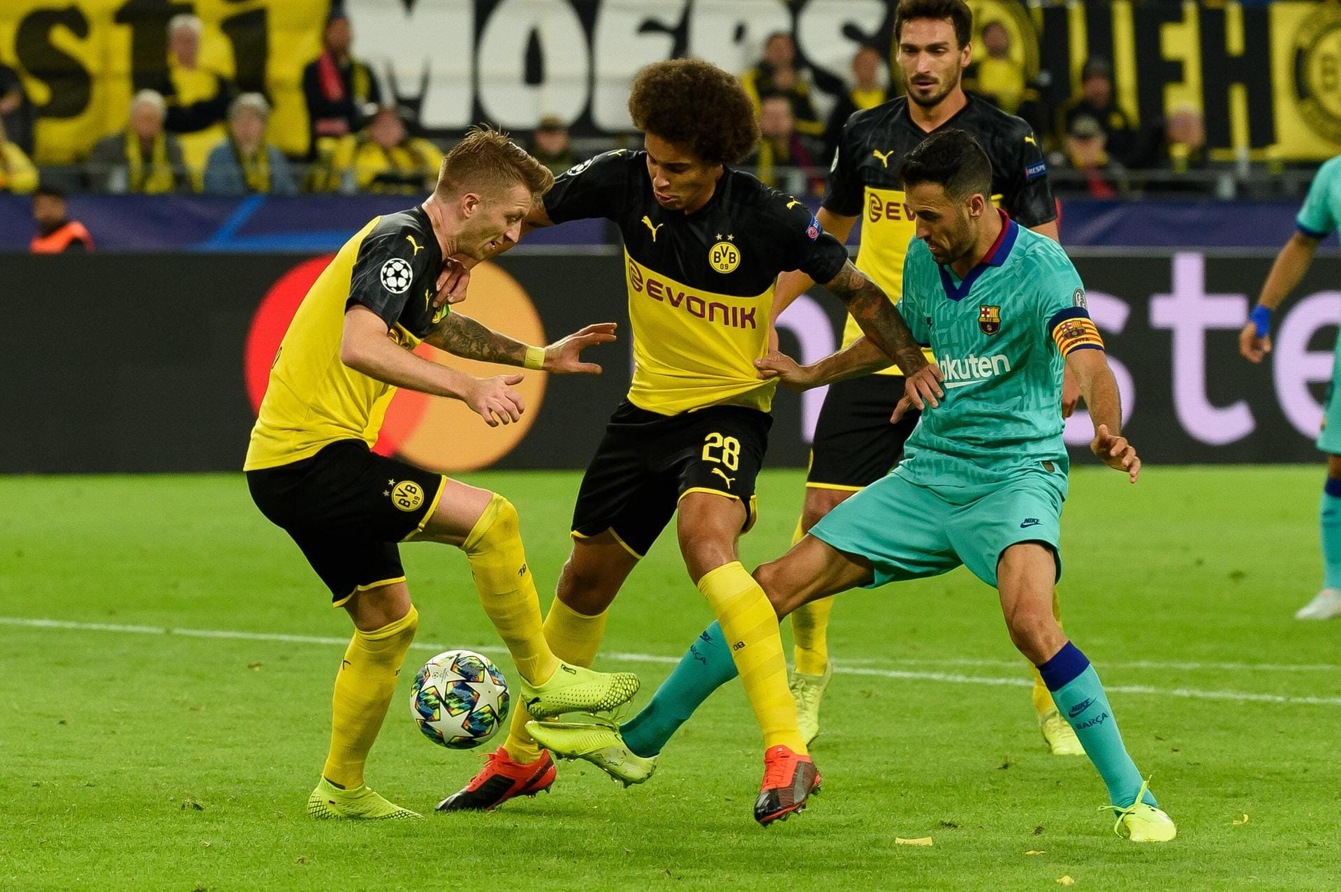Borussia Dortmund ist mit einem 0:0 gegen den FC Barcelona in die neue Champions-League-Saison gestartet. Ein Dortmunder ragte dabei besonders heraus. t-online.de präsentiert die Noten der BVB-Stars zum Durchklicken.