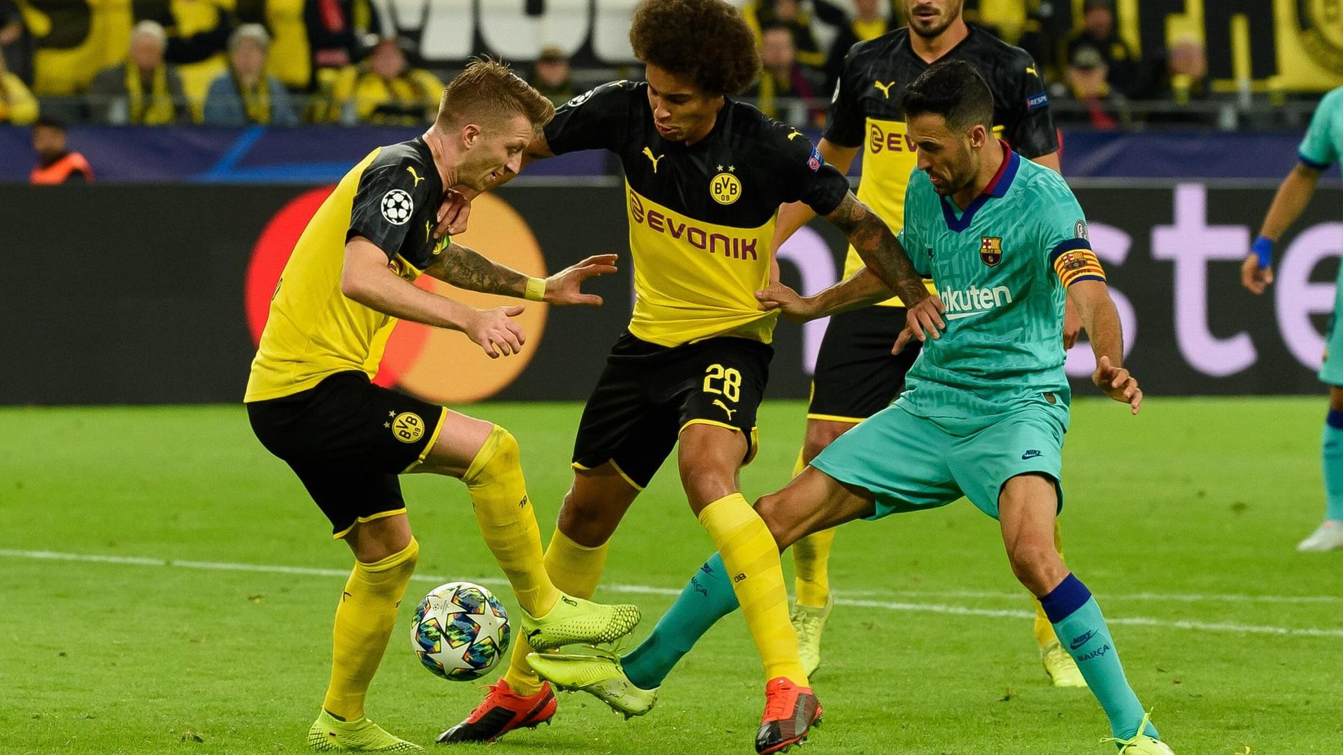 Borussia Dortmund ist mit einem 0:0 gegen den FC Barcelona in die neue Champions-League-Saison gestartet. Ein Dortmunder ragte dabei besonders heraus. t-online.de präsentiert die Noten der BVB-Stars zum Durchklicken.