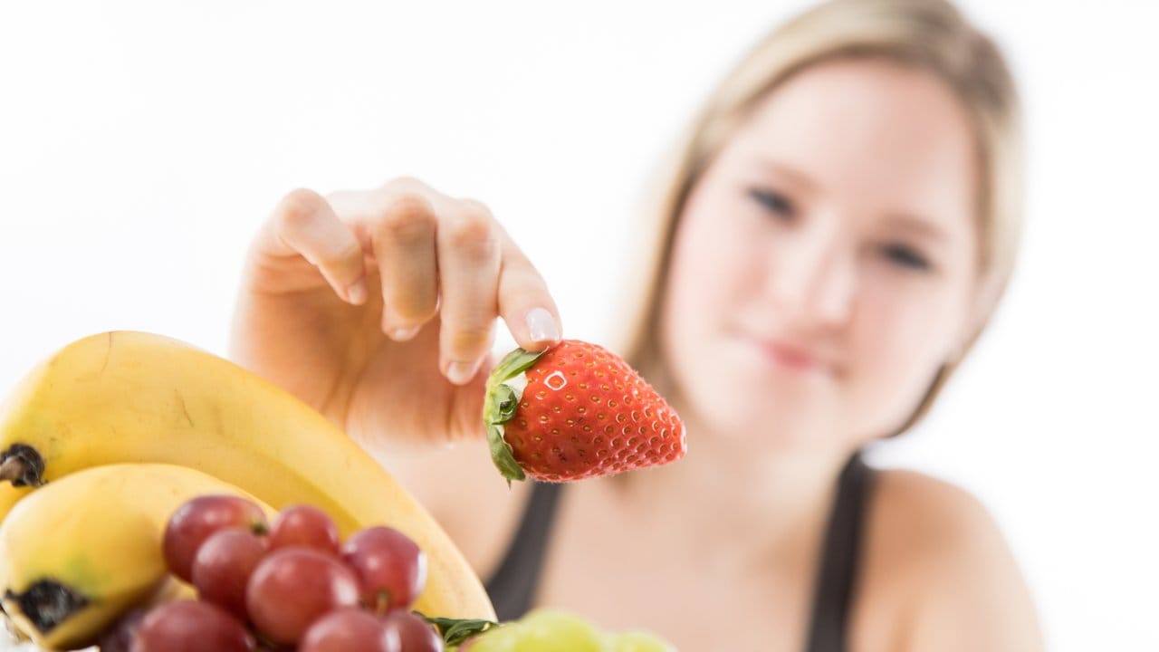 Für eine gute Versorgung mit Nährstoffen und Vitaminen empfiehlt die Deutsche Gesellschaft für Ernährung drei Portionen frisches Gemüse und zwei Portionen Obst am Tag.