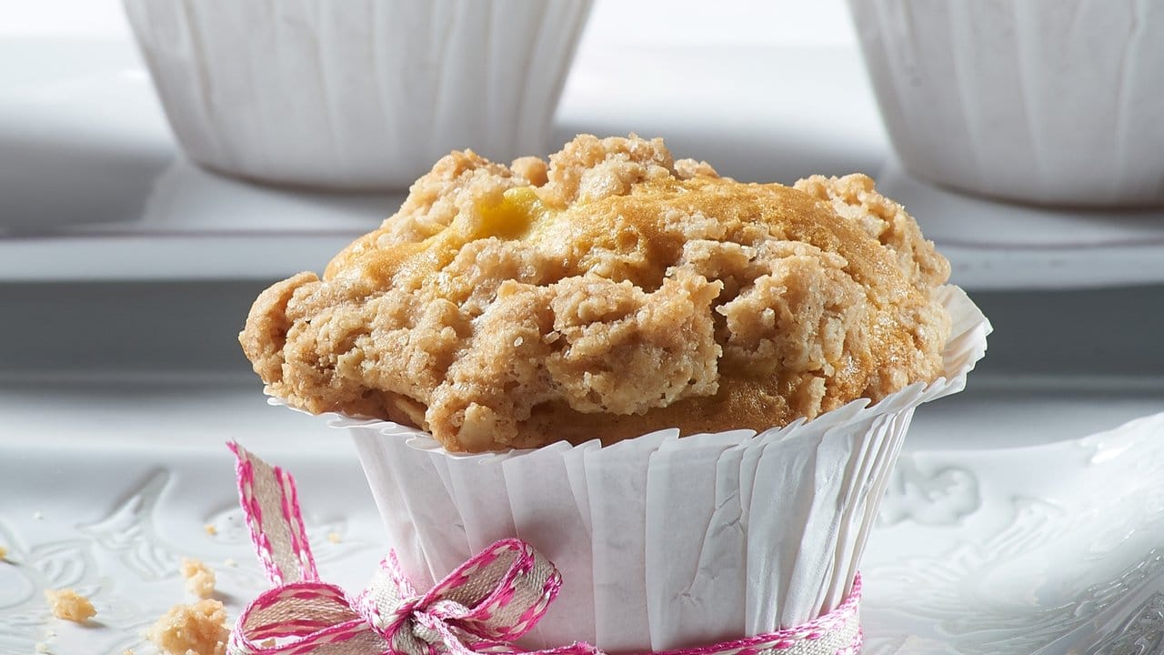 Die Streusel für die veganen Apfel-Knusper-Muffins werden aus veganer Margarine, kernigen Haferflocken, Weizenmehl und Rohrzucker gemacht.