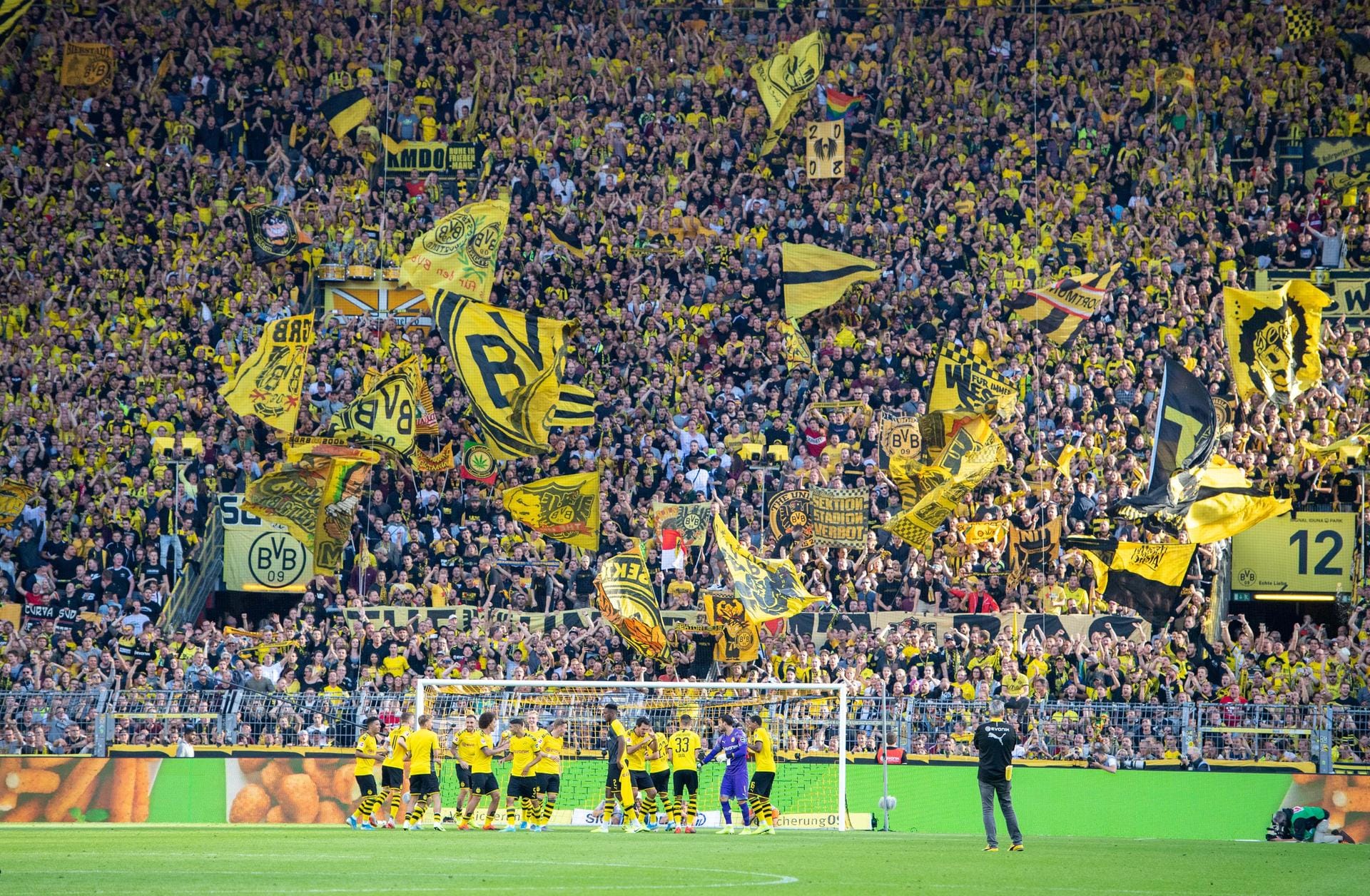 Borussia Dortmund schlug sich beim 0:0 am Dienstagabend gut gegen den großen FC Barcelona. Doch ein Mann verhinderte den BVB-Sieg. Die internationalen Pressestimmen zum Champions-League-Spiel.
