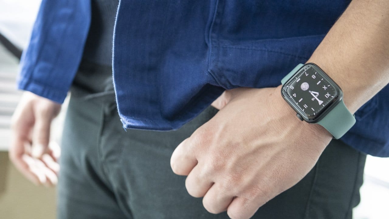 Always on: Bei der Apple Watch 5 hat man die Uhrzeit immer im Blick.